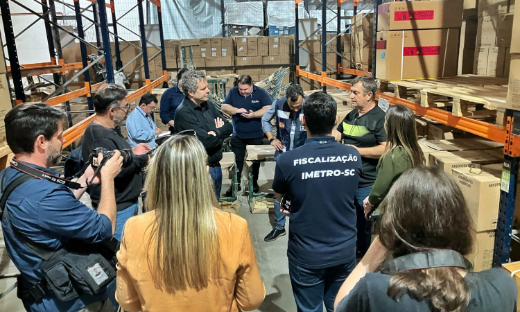 Ipem-SP visita laboratório acreditado, participa de reunião com o secretário de Inovação de Santa Catarina e integra ação de fiscalização